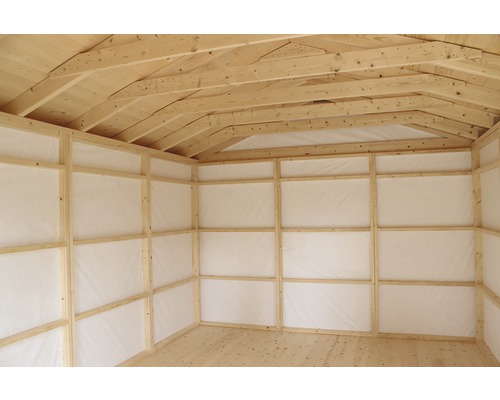 Interiör av ett trädgårdshus med träram och takbjälkar