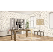 Kontor med skrivbord, hylla, byrå, fönster och blommigtapet för en ljus och organiserad atmosfär