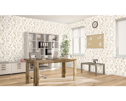 Kontor med skrivbord, hylla, byrå, fönster och blommigtapet för en ljus och organiserad atmosfär