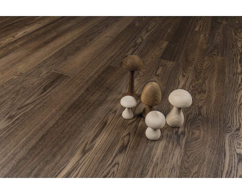 Lagda trägolvplankor med trädekoration