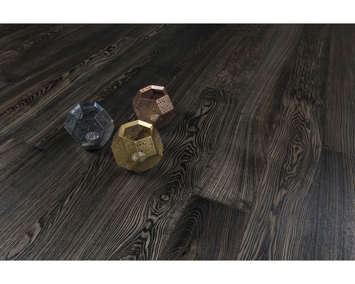 Dekorativa värmeljusstakar på laminatgolv med träutseende