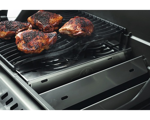 Grill med kycklingkött på gallret.