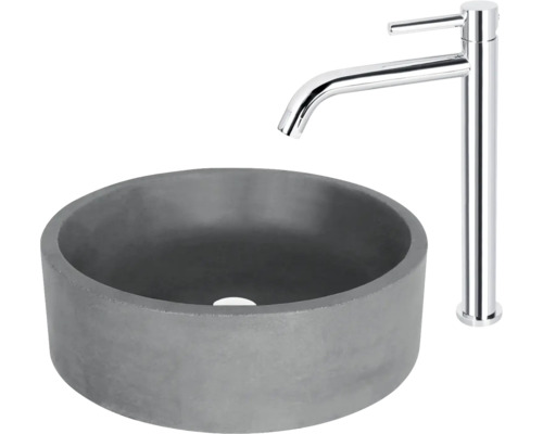 Grå tvättställ i betong med kromarmatur