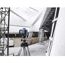 Rotationslaser på stativ på en byggarbetsplats.