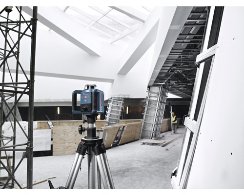 Rotationslaser på stativ på en byggarbetsplats.