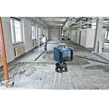 Bosch logotyp. Byggarbetsplats med roterande laser på stativ för utjämning av avjämningsmassa.