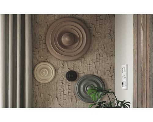 Vardagsrum med stuckaturrosetter på en vägg med en sprucken yta