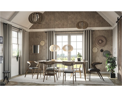 Ljus matsal med matbord, stolar och dekorativa lampor