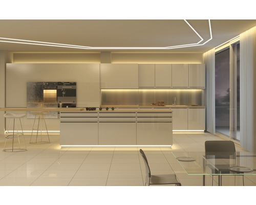 Ljust kök med köksdel, köksö och belysning