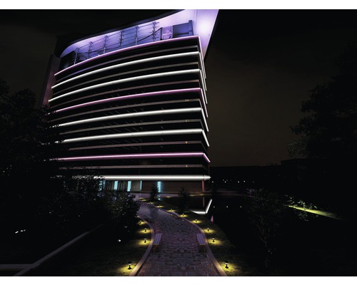 Nattvy av en byggnad med belysning och en stig