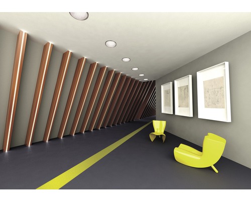 Hall med träpanel och belysning, stolar och konstverk