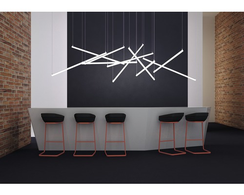 Interiör med bar, barstolar och linjär pendelarmatur