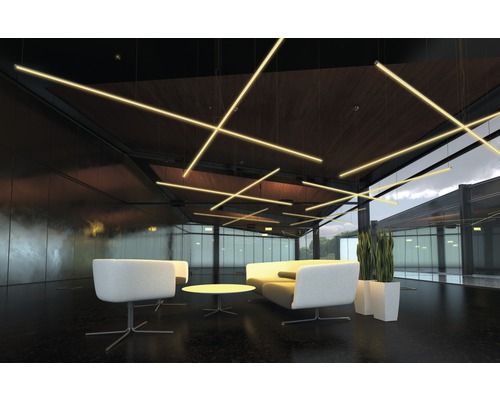 Interiör med linjära pendelarmaturer, sittmöbler och växter