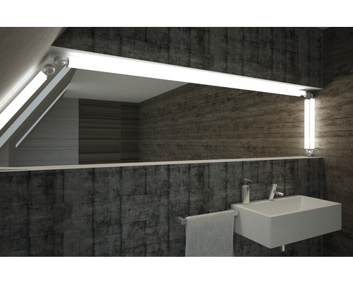 Modernt badrum med handfat, handdukshållare, spegel och belysning