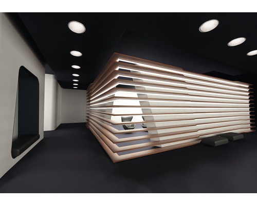 Interiör med vägg av trälameller och sittplatser