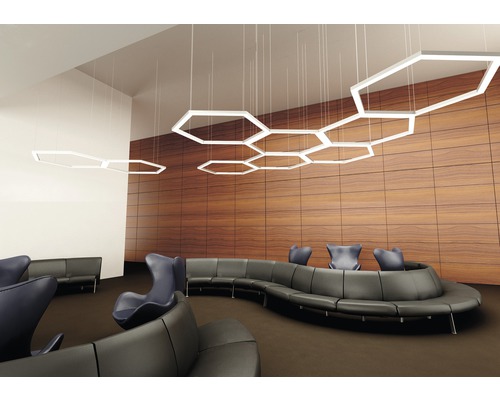 Väntrum med hexagonala hänglampor, soffor och fåtöljer