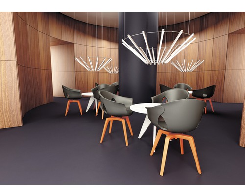 Miljö med stolar och bord under dekorativa lampor