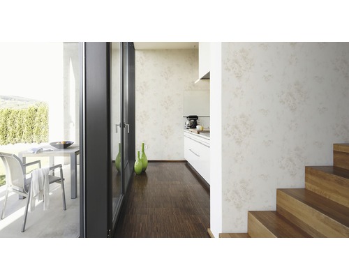 Ljus interiör med terrassåtkomst, trägolv och mönstrad tapet