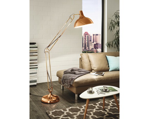 Golvlampa i vardagsrum med soffa och bord