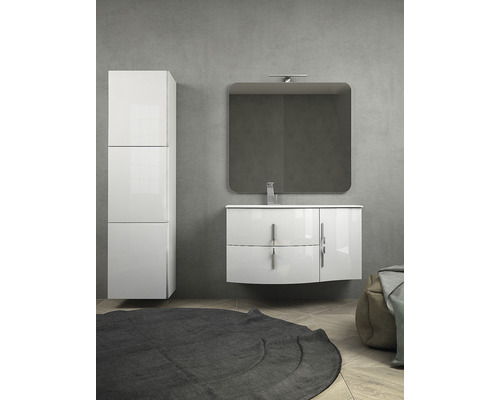 Badrum med tvättställsskåp, spegel, belysning och högskåp