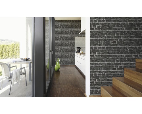 Ljus, rymlig interiörbild med en tapet i tegelstensdesign