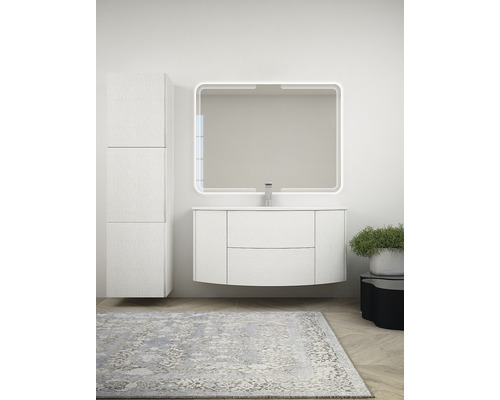 Ljust badrum med tvättställsskåp, spegelskåp och högskåp