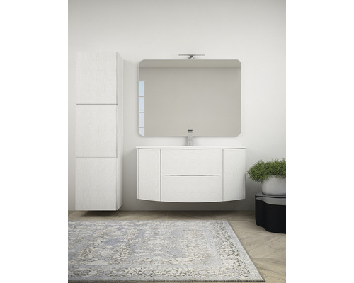 Badrum med tvättställsskåp, spegelskåp och högskåp för en ljus och organiserad miljö.