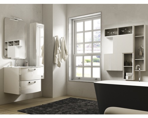 Modernt badrum med tvättställ, spegel, badkar och hyllor