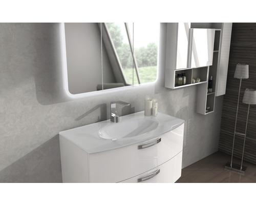 Badrum med tvättställsskåp, spegel och spegelskåp