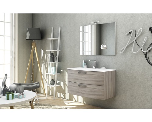 Badrum med tvättställsskåp, spegel, golvlampa och hylla