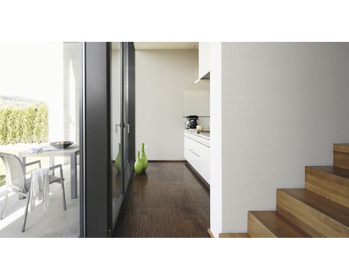 Ljust rum med altandörr, trädgårdsmöbler, kök och trappa