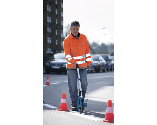 Man med mätarhjul på gatan