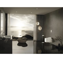 Ljust badrum med handfat, toalett och havsutsikt