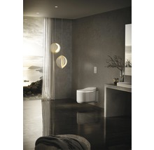 Modernt badrum med vägghängd duschtoalett, tvättställ och havsutsikt