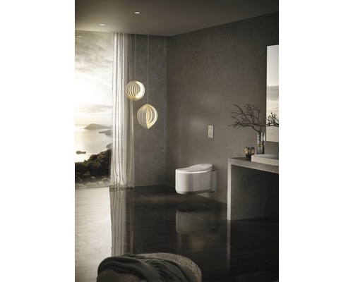 Modernt badrum med vägghängd duschtoalett, tvättställ och havsutsikt