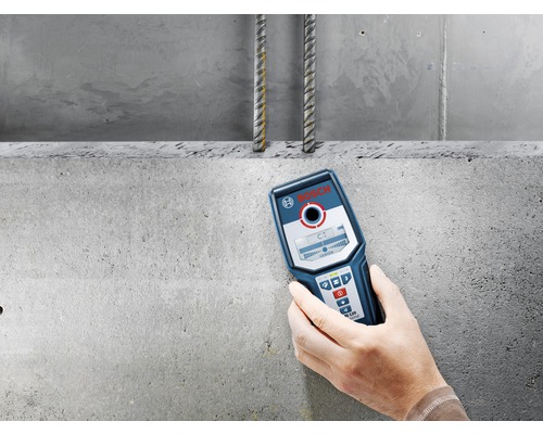 Hand håller Bosch Logo detektor framför betongvägg med armering