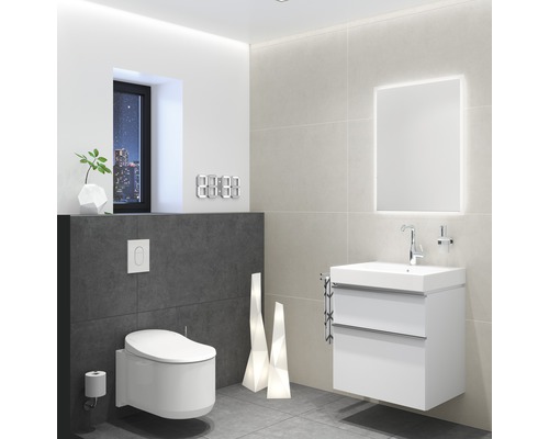 Modernt badrum med toalett, tvättställ och belyst spegel