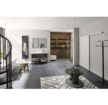 Rymligt badrum med tvättställ, speglar, radiator, badkar och dusch