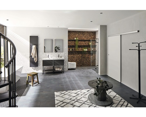 Rymligt badrum med tvättställ, speglar, radiator, badkar och dusch