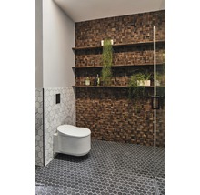 Badrum med vägghängd toalett, träpanel och hyllor