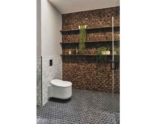 Badrum med vägghängd toalett, träpanel och hyllor