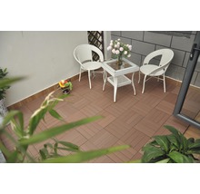 Terrass med plattor, rottingstolar och bord