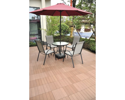 Terrass med parasoll, bord och stolar