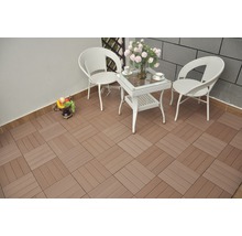 Terrass med golvplattor i träimitation och sittgrupp