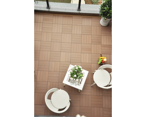 Terrass med trädgårdsplattor, bord och stolar.