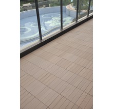 Installation av altanplattor utomhus med utsikt över poolen