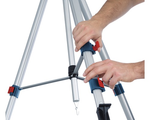 Person monterar ett byggnadsstativ i aluminium