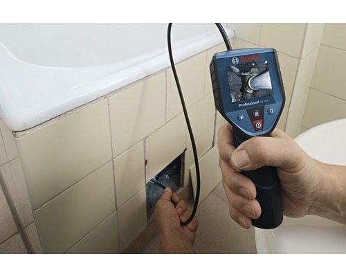 Rörinspektionskamera i bruk under ett badkar