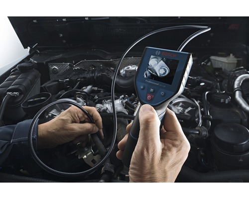 Bosch logotyp. Hand håller inspektionskamera framför ett öppet motorrum.