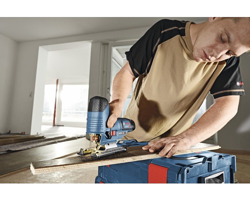 Man sågar träbräda med Bosch sticksåg